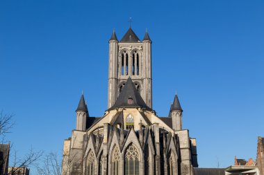 Açık bir günde Gent Şehir Merkezi 'ndeki Aziz Nicholas Kilisesi. Metin için boşluk var.