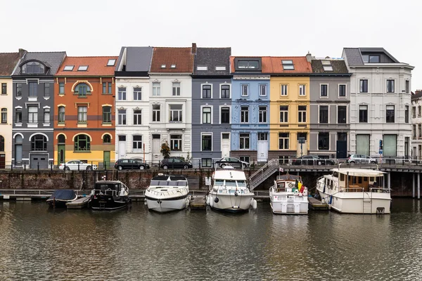 Färgglada byggnader längs Nieuwbrugkaai och Portus Ganda i Gent — Stockfoto