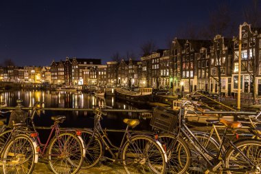 Amsterdam'da Waalseilandgracht kanal boyunca geceleri görüntülemek
