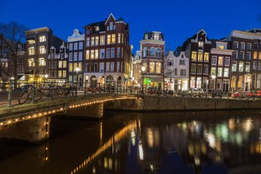 Amsterdam'da Keizersgracht kanalı boyunca görüntülemek