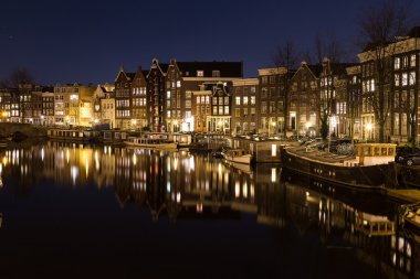 Amsterdam'da Waalseilandgracht kanal boyunca geceleri görüntülemek