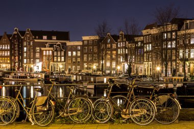 Amsterdam'da Waalseilandgracht kanal boyunca geceleri görüntülemek