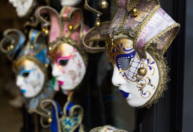 Bir salonu dışında asılı çeşitli Venedik Maske