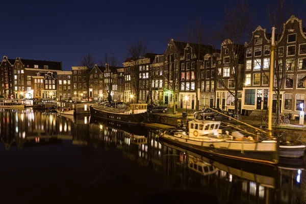 Zobacz Waalseilandgracht kanałem w Amsterdamie w nocy — Zdjęcie stockowe