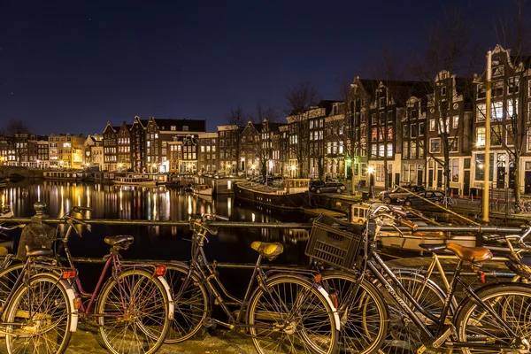 Vista a lo largo del canal Waalseilandgracht en Amsterdam por la noche — Foto de Stock