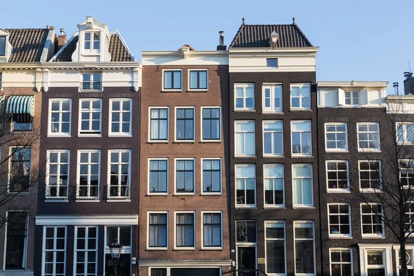 Buiten de typische huizen in Amsterdam — Stockfoto