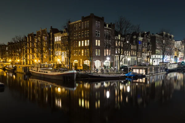 Canales en Amsterdam por la noche — Foto de Stock