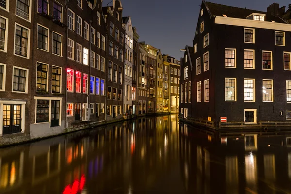 Edifici lungo i canali di Amsterdam di notte — Foto Stock