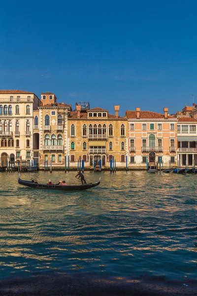 Byggnader och båtar i Venedig — Stockfoto