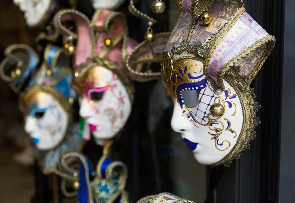 Divers masques vénitiens suspendus à l'extérieur d'un magasin — Photo