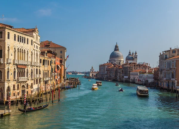 Edificios y barcos en Venecia — Foto de Stock