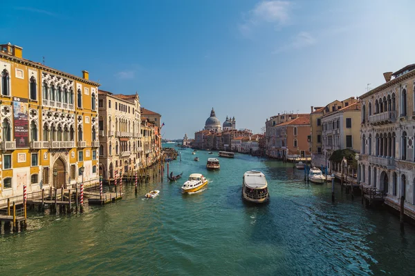 Byggnader och båtar i Venedig — Stockfoto