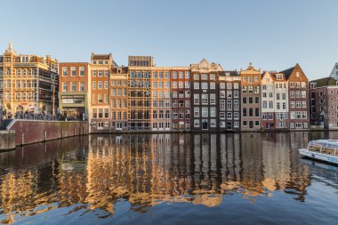 Amsterdam'da Damrak boyunca Eski Binalar 