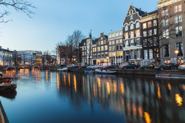 Alacakaranlıkta Amsterdam Kanalları boyunca görüntüle