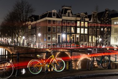 Amsterdam'da Leidsegracht ve Keizersgracht kanal kavşağı