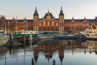 Amsterdam Centraal tren istasyonu