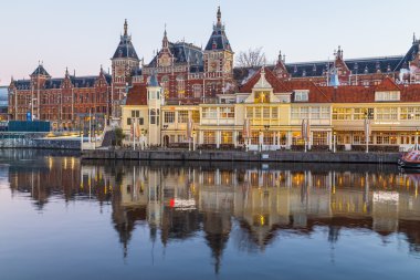 Amsterdam Centraal tren istasyonu