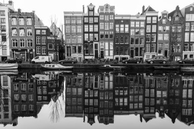 Siyah beyaz Amsterdam kanalları boyunca binalar