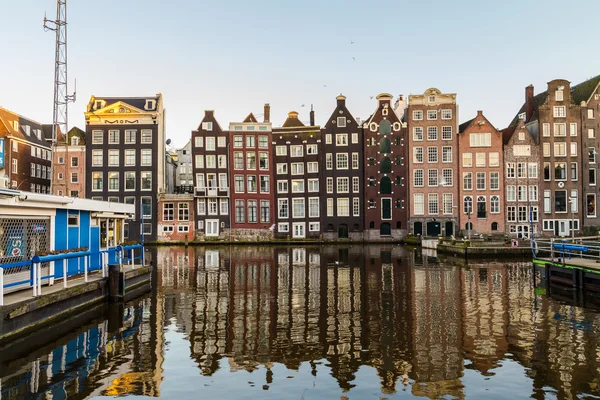 Old Buildings along the Damrak in Amsterdam — Stock Photo, Image