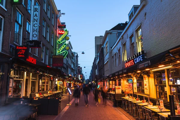 晚上在阿姆斯特丹的Korte Leidsedwarsstraat — 图库照片