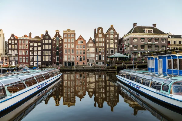 Old Buildings along the Damrak in Amsterdam — Stock Photo, Image