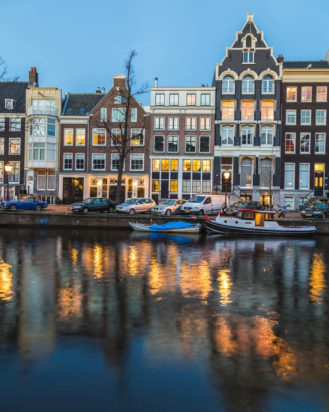 Budynki wzdłuż kanałów amsterdamskich o zmierzchu — Zdjęcie stockowe