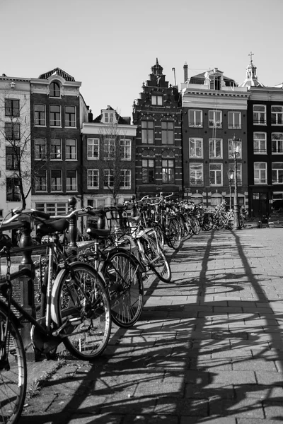 Siyah Beyaz Amsterdam'da Bisikletler ve Binalar — Stok fotoğraf