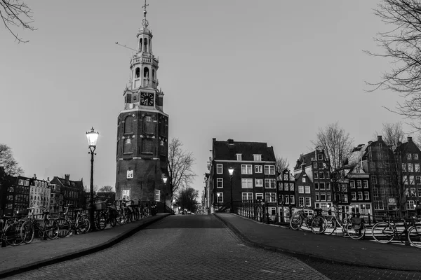 Oudeschans Canal y Torre Montelbaanstoren en Amsterdam — Foto de Stock