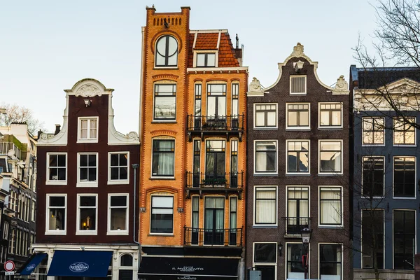 Kleurrijke dunne gebouwen in de wijk centrum van Amsterdam — Stockfoto