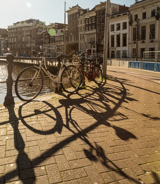 Amsterdam'da Bisikletler ve Gölgeler — Stok fotoğraf