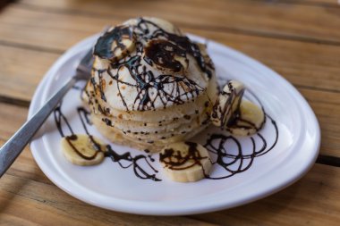 Muz ve çikolata soslu gözleme.