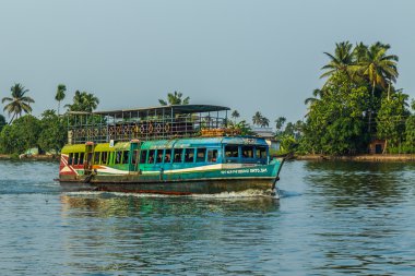 Güney Hindistan'ın Kerala önemsizden kayıkta yolcu
