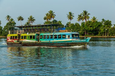 Güney Hindistan'ın Kerala önemsizden kayıkta yolcu