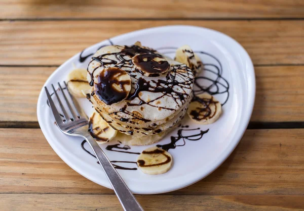 バナナとチョコレートソースのパンケーキ — ストック写真