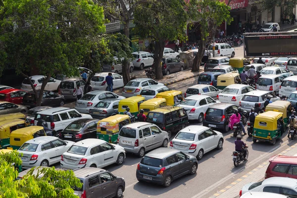 Grandes quantidades de tráfego em Delhi, Índia — Fotografia de Stock
