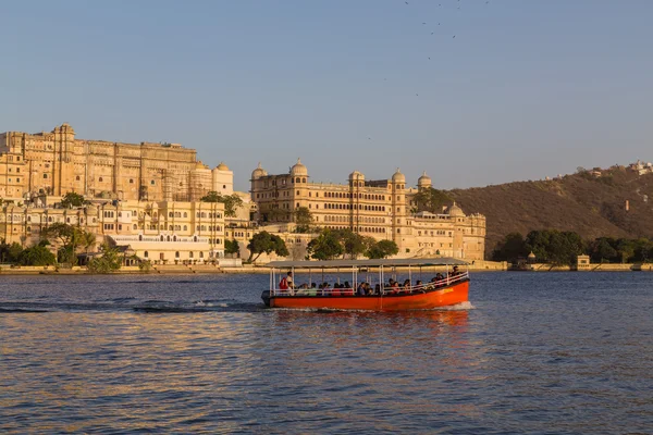 City Palace in Udaipur overdag — Stockfoto