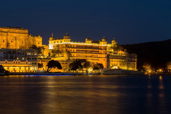 City Palace in Udaipur nachts — Stockfoto