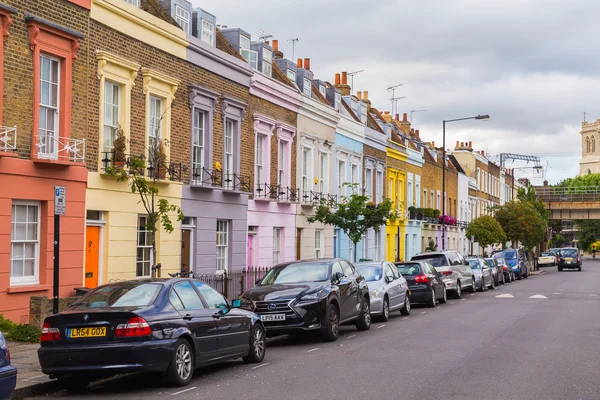 Bunte Häuser entlang der Hartland Road in London — Stockfoto
