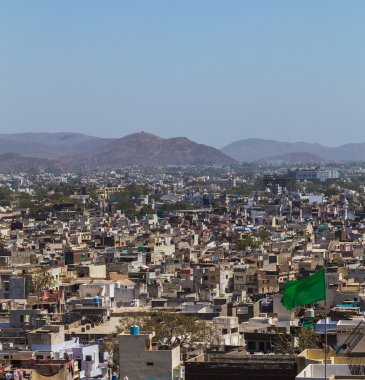Gün boyunca Merkezi Udaipur rooftops üzerinde bir görünüm. Machla Hills uzak görülebilir.
