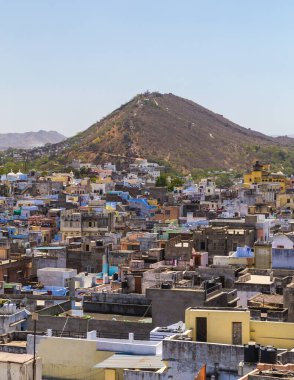 Gün boyunca Merkezi Udaipur rooftops üzerinde bir görünüm. Machla Hills uzak görülebilir.