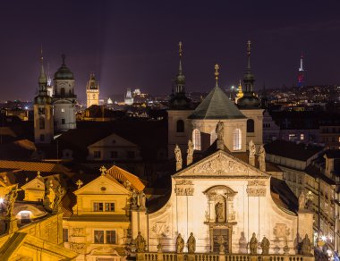 Geceleri Prag Eski Kasabası 'nda kök ve mimariye büyük bir bakış açısı.