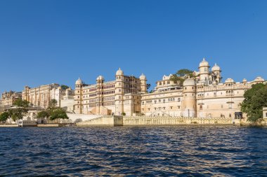 Udaipur, Hindistan - 20 Mart 2016: Udaipur gölden şehir sarayda gün boyunca parçası.