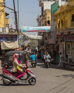 UDAIPUR, INDIA - 21 Mart 2016: Gündüz Udaipur 'da sokaklar boyunca bir manzara. İnsanlar görülebilir..