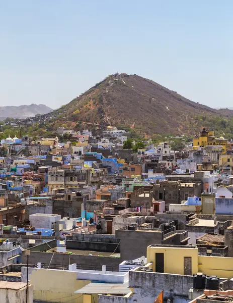 Gün boyunca Merkezi Udaipur rooftops üzerinde bir görünüm. Machla Hills uzak görülebilir.
