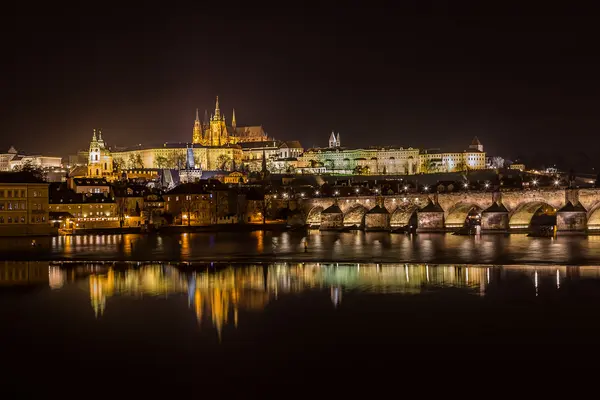 从旧城区到小城镇的布拉格天际线的夜景 布拉格大桥的一部分可以看到 免版税图库图片
