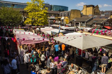 LONDON, İngiltere - 27 Mayıs 2013: Camden Market 'teki gıda tezgahlarının gün içindeki görüntüsü. Bir sürü insan görülebilir..