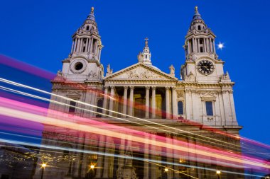 Gece St. Pauls 'un önünde. Trafiğin bulanıklığı görülebilir..