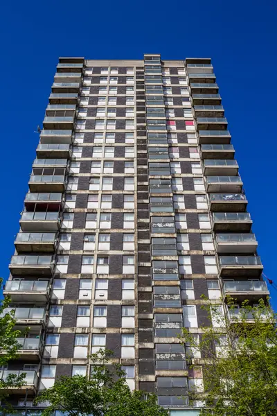 LONDON, İngiltere - 2ND HAZİRAN 2013: Gündüzleri Londra 'daki eski apartmanların düşük açılı görüntüsü.