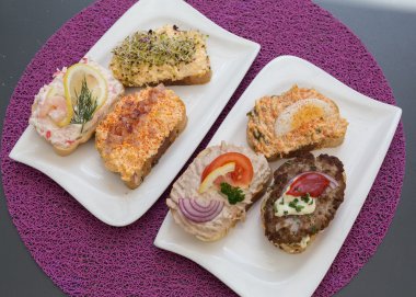 Avusturya 'da Açık Sandviç seçimi. Ton balığı, balık, kıyma ve yumurta gibi malzemeler görülebilir..