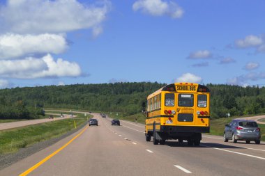 NOVA SCOTIA, CANADA - 28 Ağustos 2014: Nova Scotia Kanada 'da okul otobüsü ve kırsal yollar.